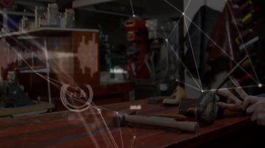 Veri örtüsü, ince oymalar için deri ayakkabı kesen bir zanaatkar olarak vurgulanan ellerde kayboluyor. Sanatçılık, marangozluk, endüstriyel, detaylı, zanaat, teknoloji, hassasiyet