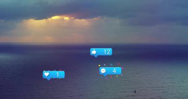 Boş mavi yorum baloncuğu hareketlenmeye başlıyor sosyal medya simgeleri şafak denizi üzerinde yükseliyor. Sosyal medya, dijital iletişim, bildirim, kullanıcı bağlantısı, kıyı manzarası, gün doğumu, dinginlik