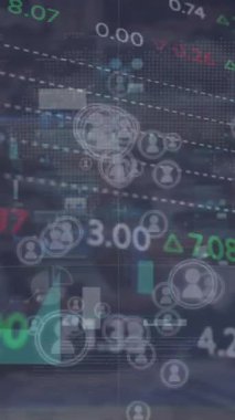 Karanlık arka planda veri işleme animasyonu. küresel bağlantılar, veri işleme ve dijital arayüz konsepti dijital olarak oluşturulmuş video.