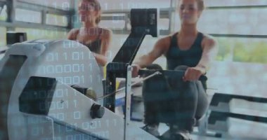 Evde kürek çeken iki kadın ikili kaplama gösteriyor ve kamera tavasının sağ kürekçiyi izole etmesine neden oluyor. Fitness, egzersiz, dijital, yenilik, motivasyon, sağlıklı, atletik