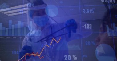 Doktor kulaklıkları ayarlıyor. Steteskopu hastanın göğsüne yerleştiriyor. Sağlık verilerinin arttığını gösteriyor. Tıbbi, tanı, teknoloji, veri görselleştirme, klinik, sağlık, profesyonellik