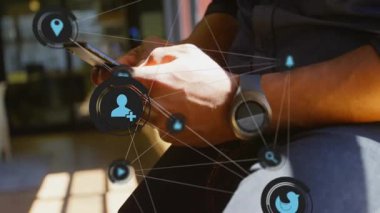 Akıllı telefon ekranını dinleyen kullanıcı tanıtım akışı içinde sosyal simgeleri etkinleştiriyor. Dijital, bağlantı, arayüz, yenilik, teknoloji, kentsel, modern