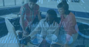 Oturan tasarımcı fare tıklayarak ve çizelgeyi başlatarak kılavuz tasarım ekibinin düzenleri incelemesini sağlar. İşbirliği, takım çalışması, analiz, yenilik, modernlik, yaratıcılık, dijital