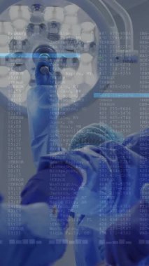 Operasyon sırasında çeşitli cerrahlar üzerinde veri işleme animasyonu. Teknoloji, tıp ve dijital arayüz kavramı dijital olarak oluşturulmuş video.