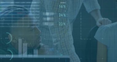 Kıdemli yönetici ekrana giriyor ve kadın analistlere iş grafiklerini ve ölçümlerini analiz etmesi için rehberlik ediyor. İşbirliği, analitik, takım çalışması, veri görselleştirme, kurumsal, profesyonel, yenilik