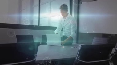 Masada dizüstü bilgisayarda yazan, teknik verileri çevresine saran, ölçümleri görselleştiren bir adam. Futuristik, teknoloji, yenilik, profesyonel, dijital, analitik, modern