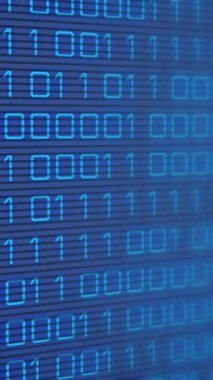 Mavi arkaplan üzerinde ikili kodlama veri işleme animasyonu. Dijital olarak oluşturulmuş küresel bağlantılar, hesaplama ve veri işleme kavramı.