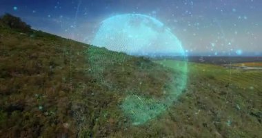 Dijital küre küresel haritayı göstermek için dönerken insansız hava aracı yamaçların ve alanların üzerinden geçiyor. Coğrafi, teknolojik, yenilikçi, veri görselleştirme, sürdürülebilirlik, çevre dostu, hava dostu