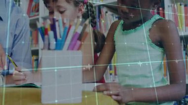 Ders veriyorum, kalemi kitapların yanına koyuyorum. Öğrencilere rehber oluyorum. Eğitim için kalem kavrıyorum. Öğrenme, akıl hocalığı, yaratıcılık, okuryazarlık, odaklanma, eğitim, konsantrasyon