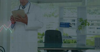 ECG kliniğin penceresinden geçerken, hastanın verilerini tablet üzerinde kaydıran bir doktor. Tıbbi, sağlık, tanı, teknoloji, profesyonel, klinik, görselleştirme