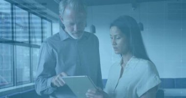 Meslektaşların ofiste tablet ekranı çalması, iş analizi için bar tablosunu canlandırması. Şirket, işbirliği, yenilik, veri görselleştirme, takım çalışması, modernite, üretkenlik