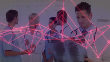 Olgun kadın doktor röntgen filmlerini kaldırıyor ve takım analizi için pembe ağ örtüsünü başlatıyor. Tıbbi, işbirliği, sağlık, tanı, takım çalışması, yenilik, profesyonel