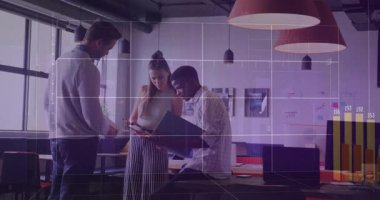 Üç iş arkadaşı proje tartışıyor ve ofis sahnesinde iş bar çizelgelerini etkinleştiriyor. İşbirliği, takım çalışması, analitik, veri görselleştirme, yenilik, modern, profesyonel