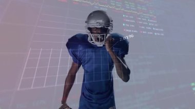 Futbolcu AR çizelgelerini izliyor, uzaktan kumandayla performans ölçümleri yapıyor. Güçlendirme, spor teknolojisi, veri analizi, atlet teknolojisi, sanal arayüz, fütüristik, performans optimizasyonu