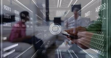 Koreli adam dinlenme odasında telefon ekranını araklıyor bar çizelgeleri oluşturup iş ölçülerini güncelliyor. Teknoloji, veri görselleştirme, yenilik, dijital arayüz, şirket, işbirliği, modern