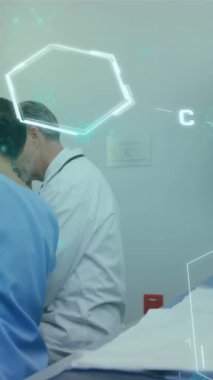 Laboratuvardaki çeşitli bilim adamları üzerinde veri işleme animasyonu. Küresel bilim, bağlantılar, hesaplama ve veri işleme kavramı dijital olarak oluşturulmuş video.