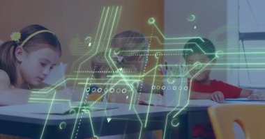 Ortaokul öğrencisinin sınıfta yazan öğrencilere şaka kıvılcımları saçması. Çocuklar, eğitim, işbirliği, yenilik, teknoloji, sınıf, öğrenim