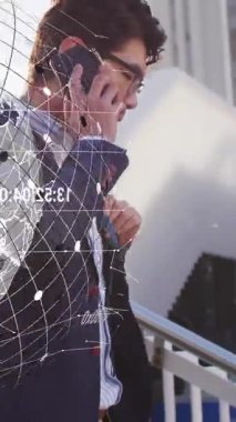 Asyalı iş adamının akıllı telefondan konuşması üzerine veri işleme ve küre animasyonu. Teknoloji ve dijital arayüz kavramı dijital olarak oluşturuldu.