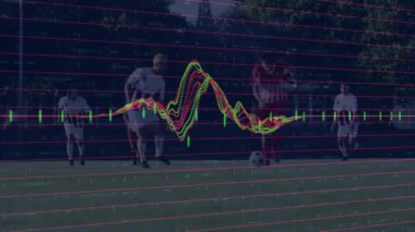 Gevşek top kovalamacası ve kırmızı çizgili oyuncu dalga boyu yükseltici teknolojinin ortasında salya akıtıyor. Atletik, rekabet, enerji, dinamik, açık hava, spor, takım çalışması