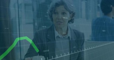 Kadın kahve fincanını kaldırıyor ve şeffaf camların üzerinde sayısal şebeke ile finans grafiğini takip ediyor. İş, analitik, veri görselleştirme, üretkenlik, modern, kurumsal, teknoloji