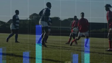 Dijital tablolar spor analitiği takibi için kayarken kırmızı oyuncu çim sahada topu kaydırıyor. Sporcular, rekabet, veri görselleştirme, stratejik oyun, spor bilimi, takım çalışması, açık hava