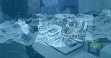 Notları inceleyen ve dizüstü bilgisayarı uzaktan iş konuşmalarını işaret eden beyaz dalga formları olarak yazan bir kadın. Profesyonel, teknoloji, iletişim, çalışma alanı, modern, üretkenlik, dijital