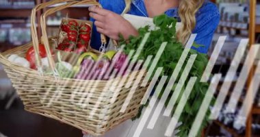 Market alışverişçisi sepeti kontrol ederken beyaz çubuklar da rafları ortaya çıkarıyor. Taze ürün, pazar, organik, doğal, sürdürülebilir, sağlıklı, kırsal