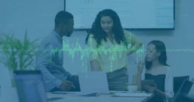 Ayakta duran kadın, iş projesi sunumu için akran değerlendirmesi başlatan dizüstü bilgisayarları işaret ediyor. İşbirliği, takım çalışması, profesyonellik, strateji, iletişim, modern, işyeri