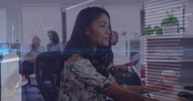 Kadın çalışanlar kahvelerini yudumluyor, veri hatlarını iş analitiği bar tablolarına yazıp etkinleştiriyor. İşbirliği, yenilik, profesyonellik, modernlik, üretkenlik, takım çalışması, dijital