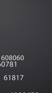 Gri arkaplanda değişen ve işleyen beyaz sayıların animasyonu. küresel iş, dijital arayüz, teknoloji ve ağ konsepti dijital olarak oluşturulmuş video.