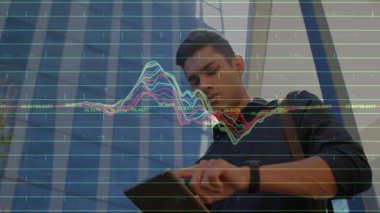 Erkek profesyonel tıkırtı tableti ve ofis binasının ön cephesindeki teknolojik dalga şeklini izliyor. Gelecekçi, yenilikçi, teknoloji, kentsel, dijital, bağlantı, gösterişli