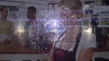 Teknoloji dünyası tezgahın üstünde belirdiğinde iş arkadaşları duraklarken Barista içki hazırlıyor. Futuristik, işbirliği, yenilik, modern, dijital, ağ oluşturma, profesyonel