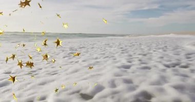 Sörf dalgaları kıyıya vuruyor. Yıldız parçacığı dönmeye başlıyor ve refah içeriği için kayboluyor. Deniz manzarası, sükunet, doğal, dinginlik, sakinlik, minimalist, ufuk çizgisi.