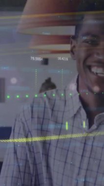 Animasyon tekniği, rakamlı grafikler, ofisteki gülümseyen Afrikalı Amerikalı adam. Dijital bileşik, çoklu pozlama, rapor, iş, büyüme, rakamlar ve bozulma kavramı.