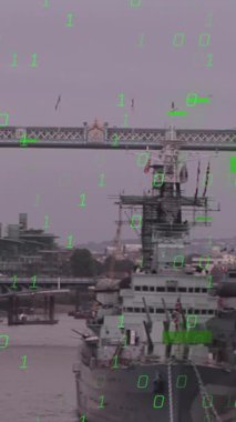 Londra şehir manzarası üzerinde veri işleme animasyonu. Küresel iş, finans, hesaplama ve veri işleme kavramı dijital olarak oluşturulmuş video.