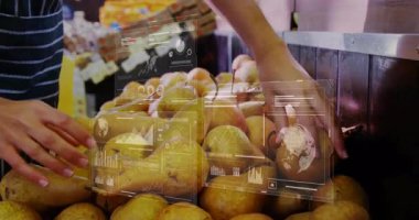 Market müşterisi armutları tarıyor ve olgunluk için veri panellerini etkinleştiriyor ve zıpkın başı meyvesi topluyor. Teknoloji, perakende, fütürizm, yenilik, dijital, ticaret, akıllı