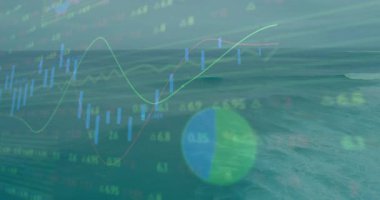 Okyanus dalgaları, canlandırıcı pazar eğilimlerini hareket eden şamdanlarla ve çizgi grafikleriyle örtüyor. Finans, veri görselleştirme, okyanus arkaplanı, analitik, dijital, sakin, teknoloji