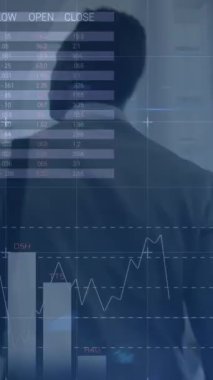 Afro-Amerikan iş adamının yürümesi üzerine veri işleme animasyonu. küresel iş, finans, bağlantılar ve dijital arayüz konsepti dijital olarak oluşturulmuş video.