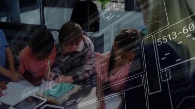 Öğretmenler sınıfta öğrencilere el kol hareketi yaparken, veri panelleri interaktif öğrenmeyi güçleştiriyor. Eğitim, sınıf, işbirliği, dijital, teknoloji, yenilik, eğitim