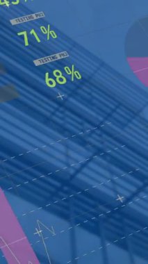 Yüksek binanın düşük açılı görüntüsüyle istatistiksel veri işleme animasyonu. Bilgisayar arayüzü ve iş veri teknolojisi kavramı