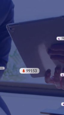 Tablet kullanan çeşitli iş adamları üzerinde simge ve veri işleme animasyonları. Küresel sosyal medya, iş dünyası, bağlantılar, hesaplama ve veri işleme kavramı dijital olarak oluşturuldu.