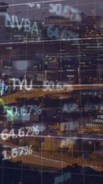 Şehir manzarası üzerinde istatistik ve veri işleme animasyonu. Küresel işletme veri işleme ve bağlantılar konsepti dijital olarak oluşturulmuş video.