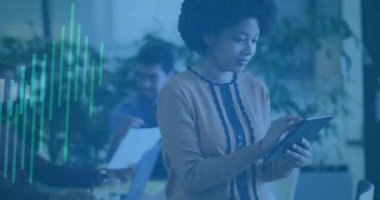 Tablet ekranını tıklatan kadın veri analizi için teknoloji ofisinin üzerinde dalga şeklinde titreşime neden oluyor. İşbirliği, yenilik, dijital, gelecekçi, profesyonel, takım çalışması, üretkenlik