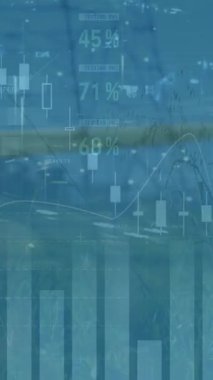 Yel değirmeni üzerinde veri işleme ve simgelerin canlandırılması. küresel bağlantı, dijital arayüz, ekoloji, enerji konsepti dijital olarak oluşturulmuş video.