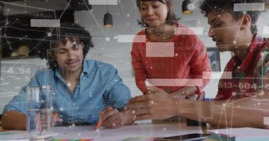 Meslektaşlar masanın etrafında toplanıyor tasarım taslakları çiziyor, kalem takası yapıyorlar. İşbirliği, takım çalışması, beyin fırtınası, planlama, yaratıcı, ofis, tasarım