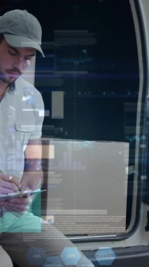 Minibüste panosu olan teslimatçı adamın istatistik ve veri işleme animasyonu. küresel gönderim, dağıtım, iş, veri işleme ve teknoloji konsepti dijital olarak oluşturulmuş video.