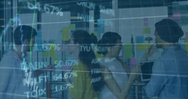 Takım sarı yapışkan notu işaret ediyor ve açık tabloları kaplayan animasyon tablolarına neden oluyor. İşbirliği, beyin fırtınası, takım çalışması, analitik, yenilik, üretkenlik, modern