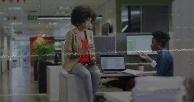 Meslektaşı olarak tablete tıklayan kıvırcık saçlı kadın çizelgeleri gösteriyor ve beşlik çakıyor. İşbirliği, takım çalışması, ofis, teknoloji, iletişim, profesyonel, üretkenlik