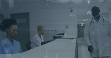 Doktor hastane masasına giriyor. Hemşire dosyasını veriyor. Doktor evrakları gözden geçiriyor. Tıbbi, takım çalışması, profesyonel, klinik, danışma, sağlık hizmetleri, iletişim