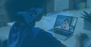 Öğrenci online ders başlatan bir dizüstü bilgisayar açıyor. Eğitmen ortaya çıkıyor ve dünya haritası belli belirsiz. Uzaktan öğrenme, dijital eğitim, çevrimiçi sınıf, sanal iletişim, mesleki gelişme, küresel bağlantı, teknolojik yenilik